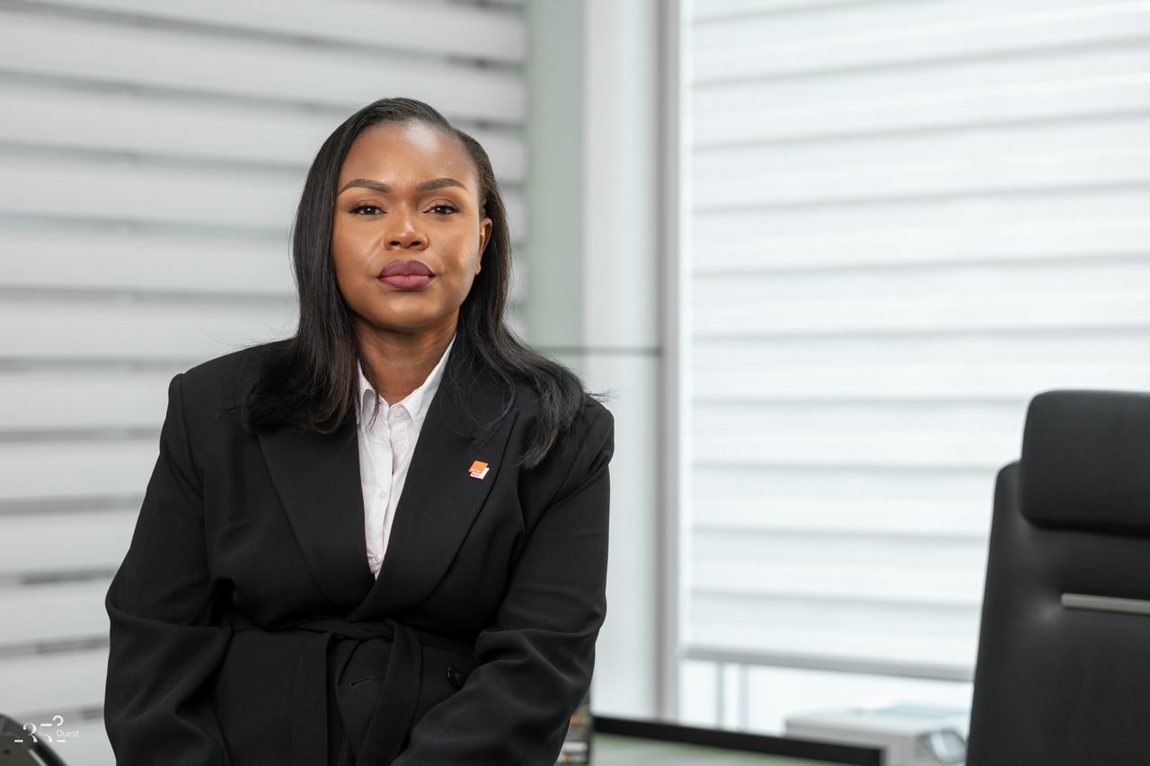 Portrait serré d’Audrey Koffi Niamkey en tenue noire.