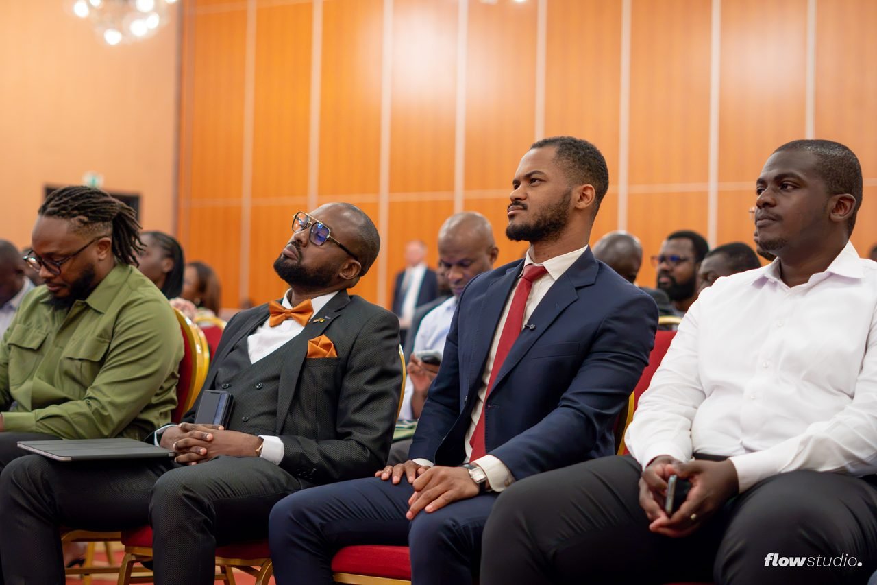 Participants attentifs au premier rang.